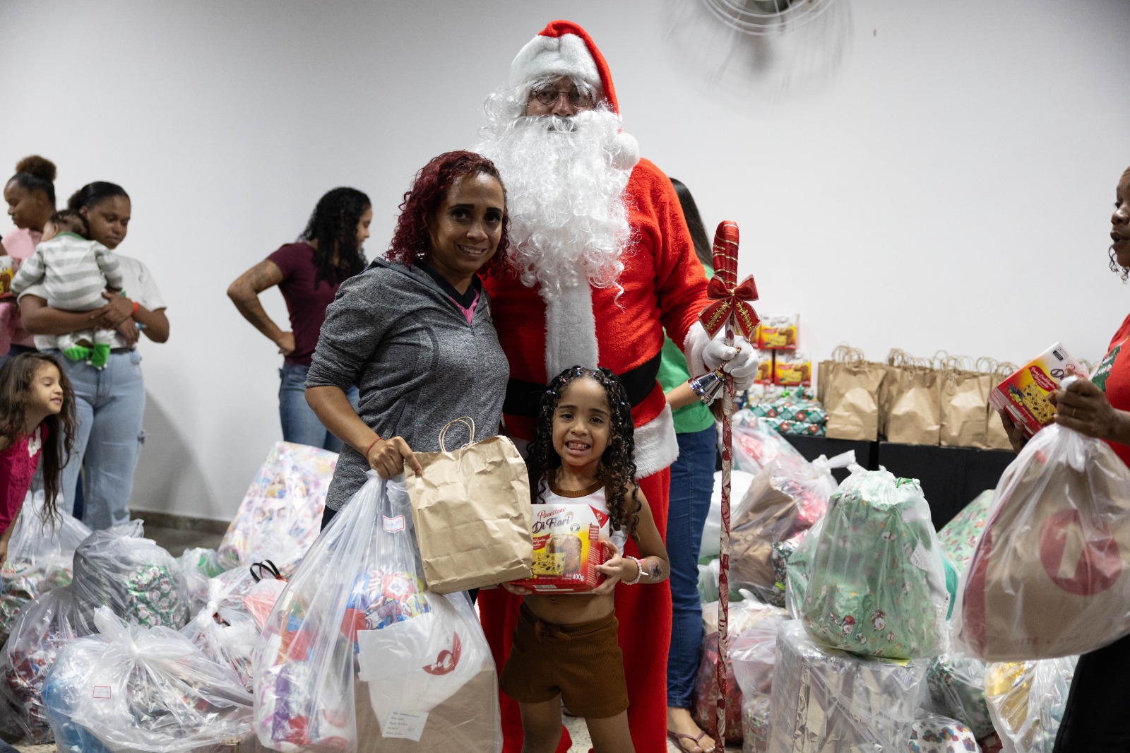 Consórcio Cristo Sustentável realiza Festa de Natal para mulheres atendidas pelo Centro de Acolhimento à Mulher Nossa Senhora do Parto, com entrega de panetones e kits de cuidados pessoais