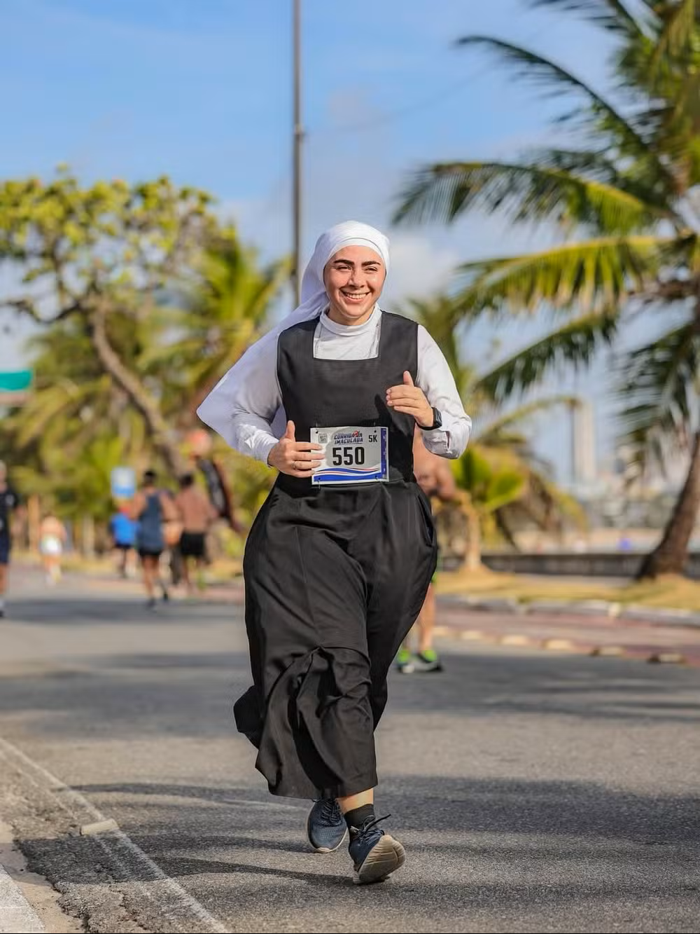 Freira viraliza ao correr prova de rua com hábito e revela o sonho de montar academia em convento