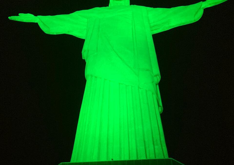 Cristo Redentor recebe iluminação verde para celebrar 150 anos da Diretoria de Hidrografia e Navegação