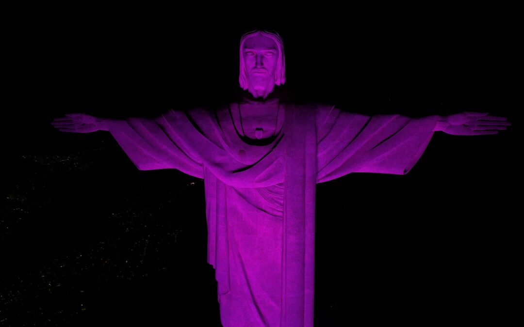 Cristo Redentor recebe iluminação especial na cor roxa pelo Dia Internacional da Mulher