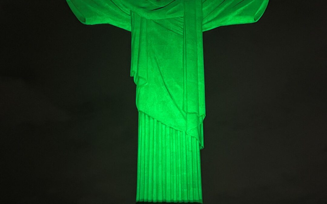 Cristo Redentor recebe iluminação especial em verde para abrir as comemorações pelo Dia de São Patrício