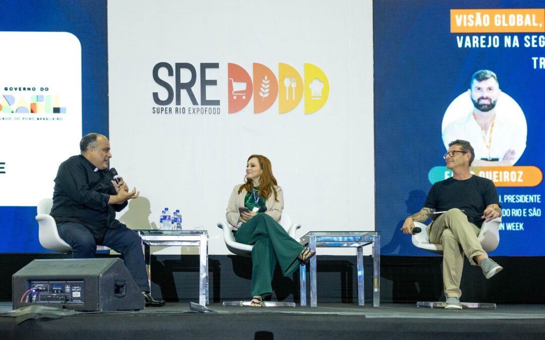 Painel Social na SRE com participação de Padre Omar e David Hertz e mediação de Carol Bottiroli