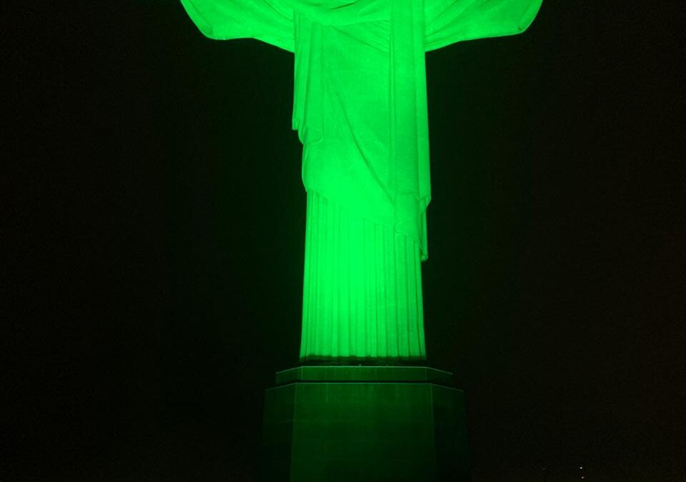 Cristo Redentor em verde-oliva no Dia do Exército