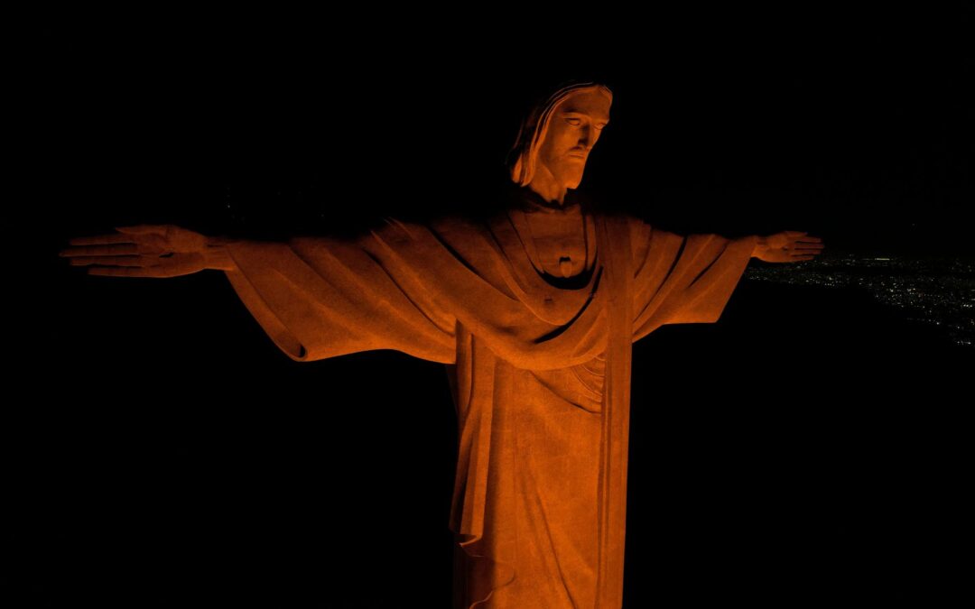 Cristo Redentor recebe iluminação laranja nesta segunda-feira em ato histórico contra a crueldade com os animais
