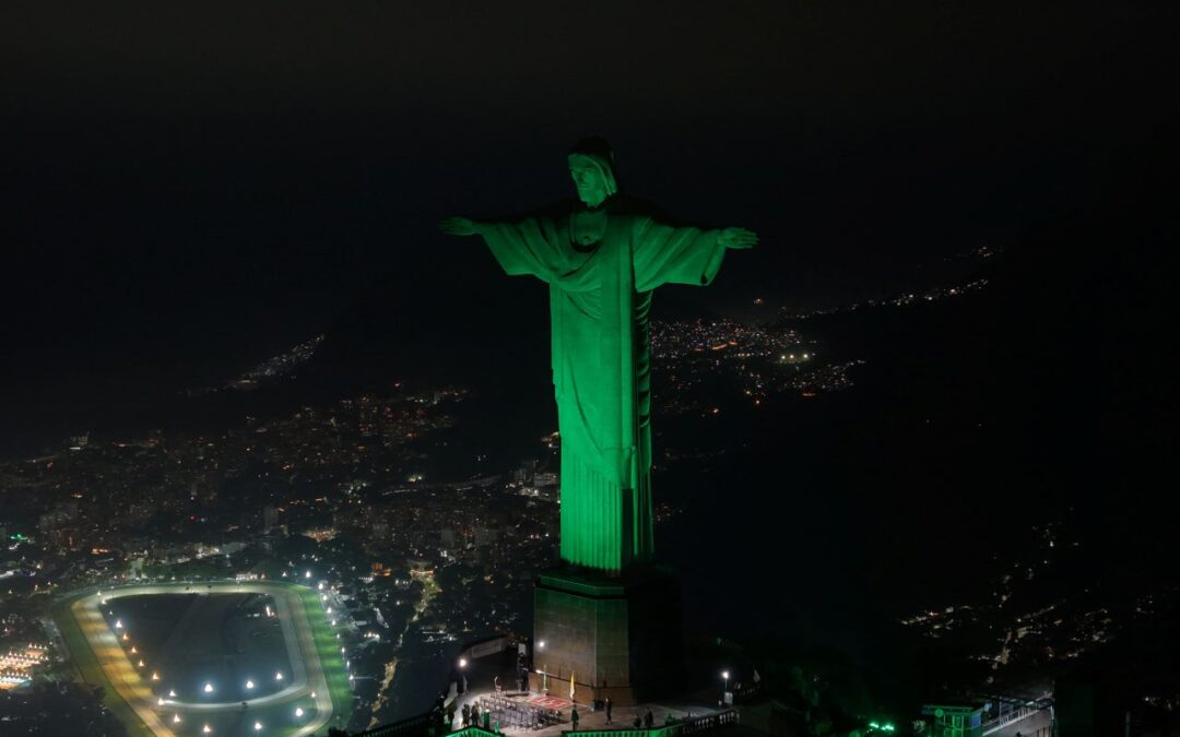 Cristo Redentor iluminado em verde em memória às vítimas de acidentes e doenças relacionadas ao trabalho