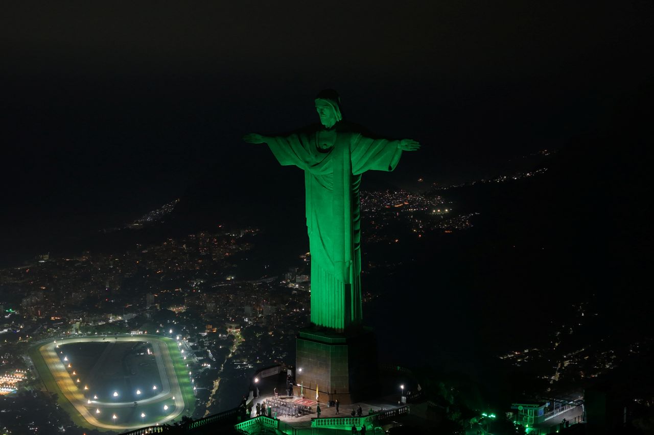 Cristo Redentor iluminado em verde em memória às vítimas de acidentes e doenças relacionadas ao trabalho