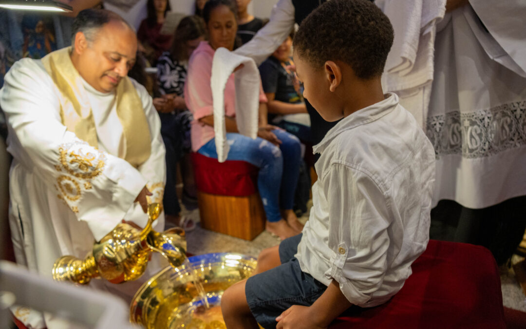 Cristo Redentor celebra Dia Mundial de Conscientização sobre o Autismo com participação de crianças com TEA no Rito do Lava-Pés e iluminação do monumento em azul
