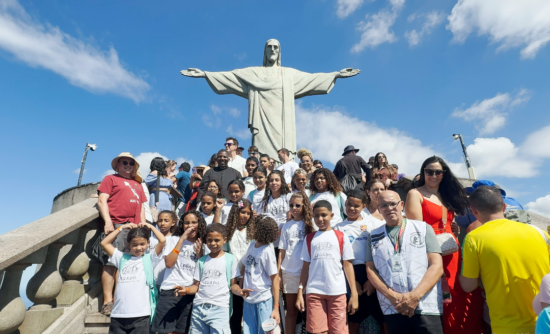 Instituto LEGADO leva 30 jovens do Complexo do Alemão ao Santuário Cristo Redentor, por meio do Consórcio Cristo Sustentável