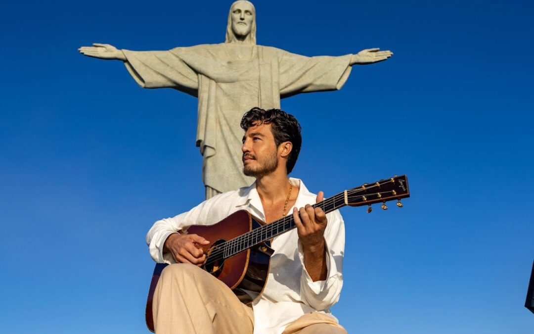 Tiago Iorc grava Oração de São Francisco no Santuário Cristo Redentor