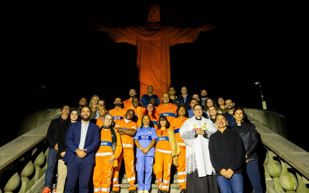 Santuário Cristo Redentor ilumina monumento símbolo do país em laranja pelo Dia do Gari