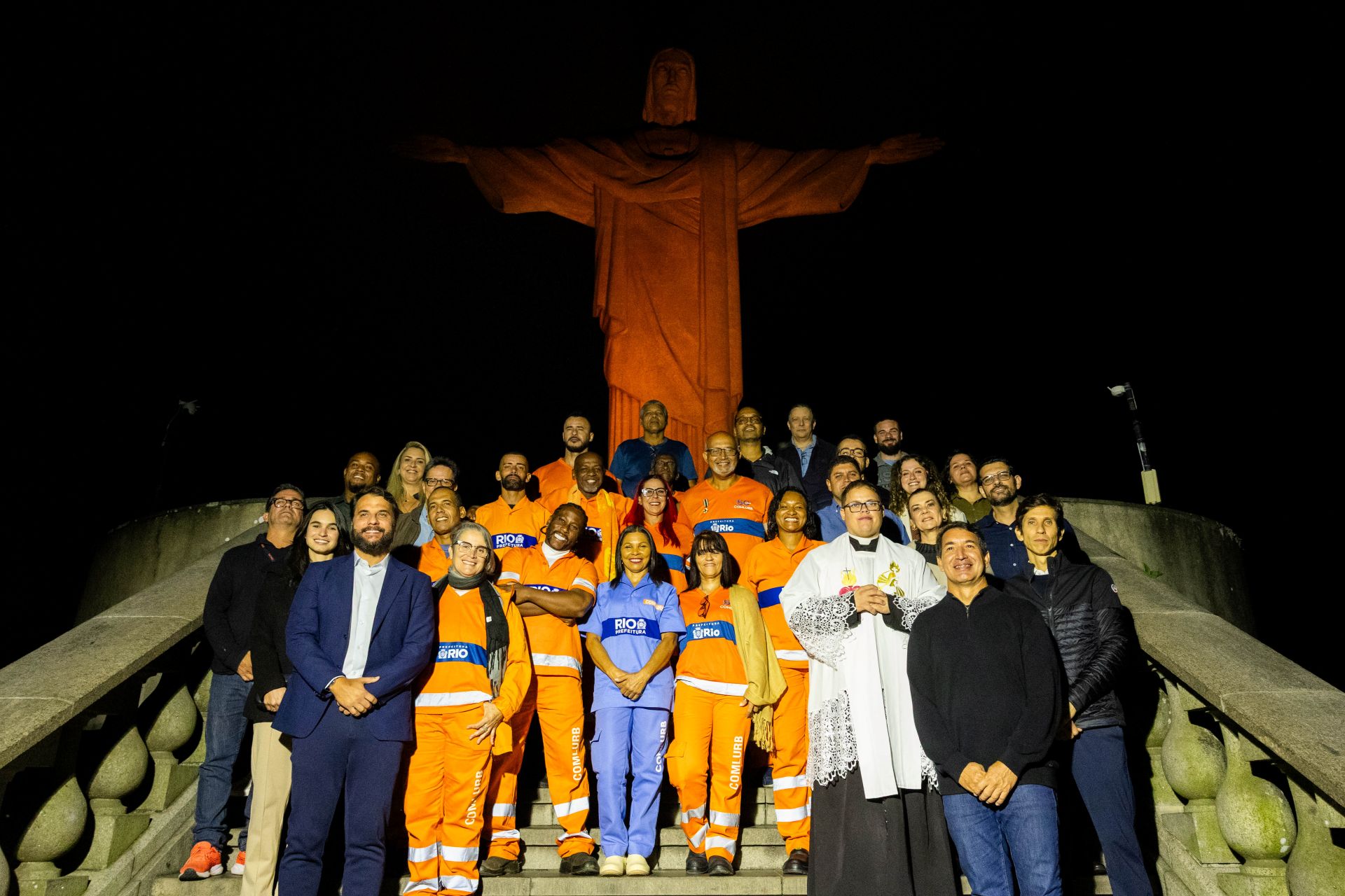 Santuário Cristo Redentor ilumina monumento símbolo do país em laranja pelo Dia do Gari