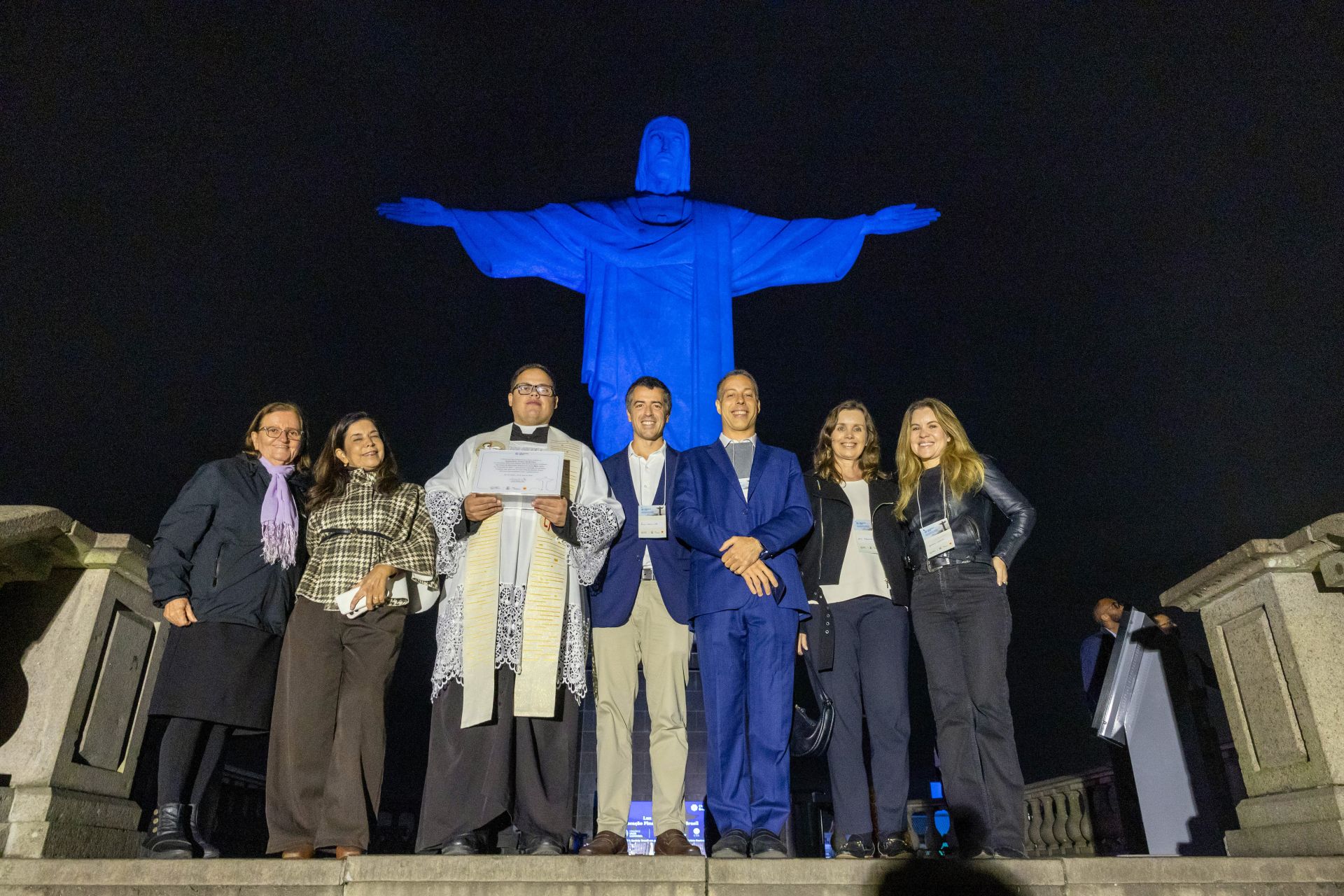 Cristo Redentor recebe iluminação especial em azul e branco para celebrar parceria de Impacto Social