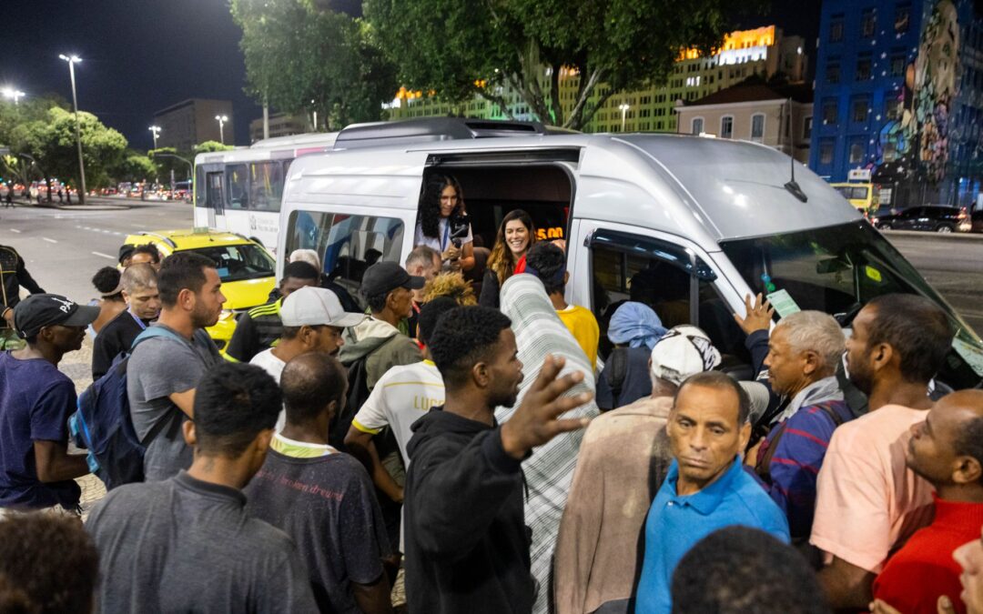 Consórcio Cristo Sustentável inicia entregas da Campanha do Agasalho 2026 com doações de agasalhos e cobertores para pessoas em situação de rua no Centro do Rio