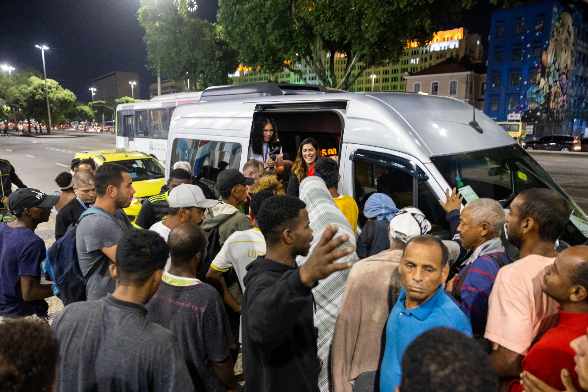 Consórcio Cristo Sustentável inicia entregas da Campanha do Agasalho 2026 com doações de agasalhos e cobertores para pessoas em situação de rua no Centro do Rio