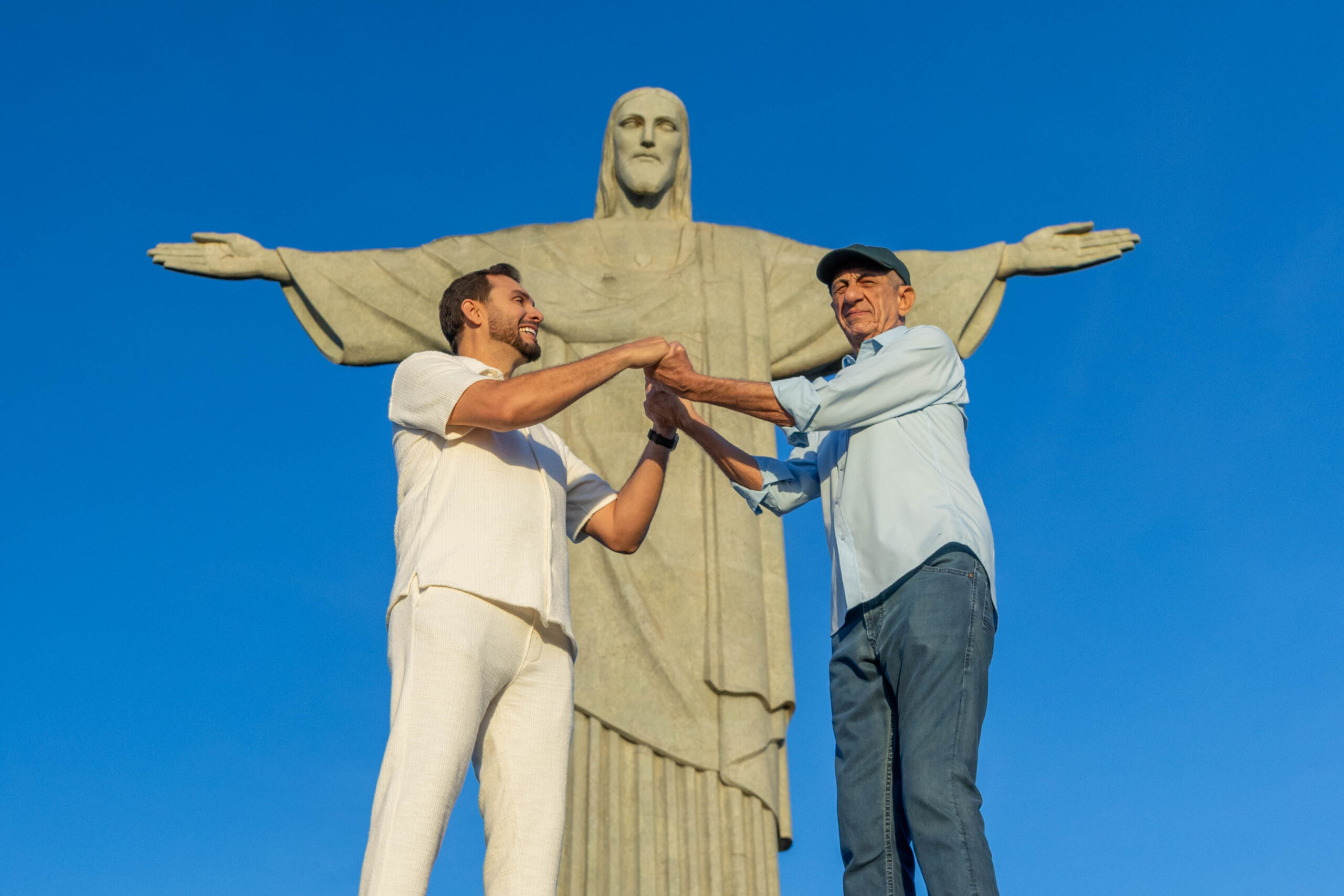 Diante do Cristo Redentor, Mano Walter e Fagner unem fé e emoção com lançamento de “Sem Deus É Ruim”