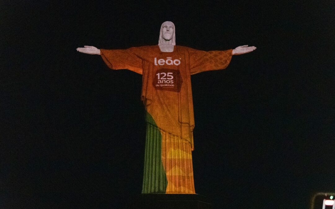Leão faz projeção no Cristo Redentor para celebrar seus 125 anos, homenagear os mateiros e exaltar a cultura brasileira