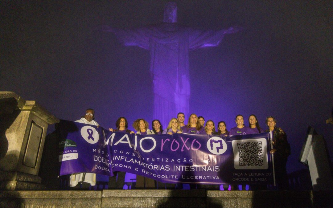 Cristo Redentor recebe iluminação especial em roxo pela conscientização sobre as Doenças Inflamatórias Intestinais