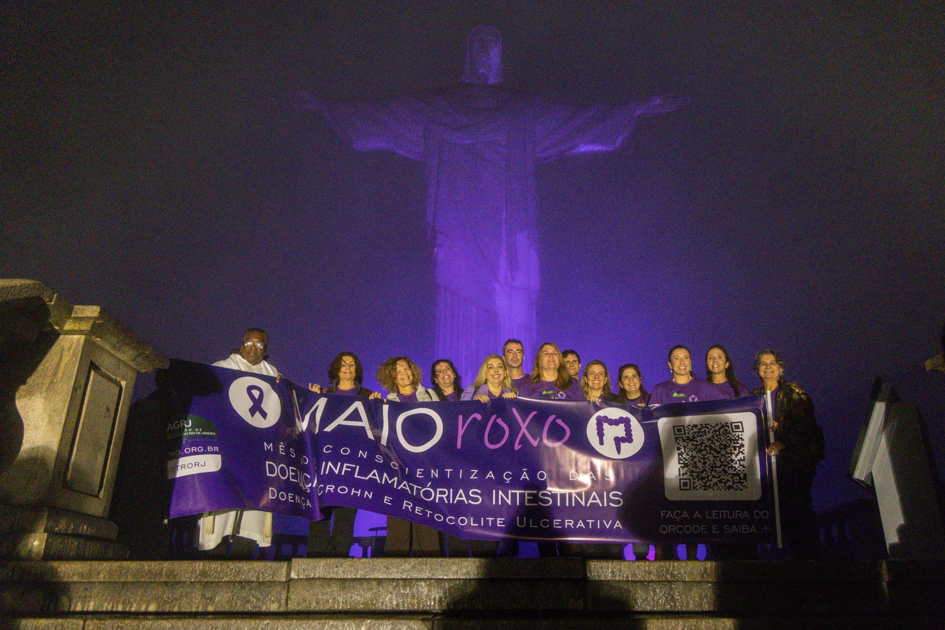 Cristo Redentor recebe iluminação especial em roxo pela conscientização sobre as Doenças Inflamatórias Intestinais