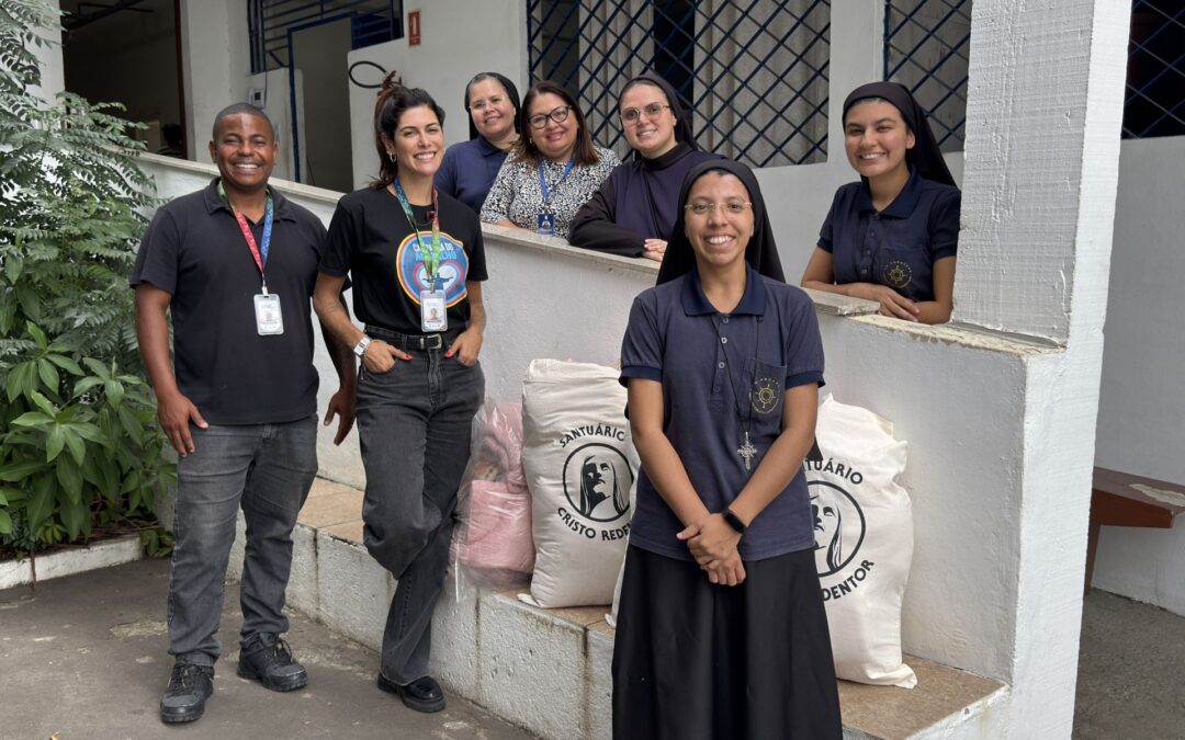 Consórcio Cristo Sustentável leva agasalhos e cobertores a idosas atendidas pela AMAPES, na Campanha do Agasalho 2026