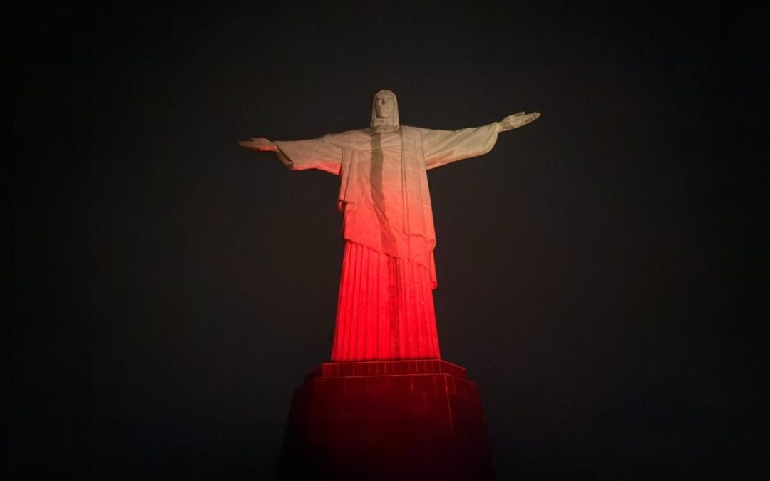 Cristo Redentor iluminado em branco e vermelho por ocasião da Data Nacional polonesa