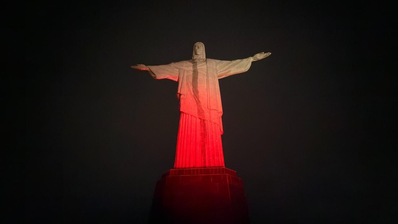 Cristo Redentor iluminado em branco e vermelho por ocasião da Data Nacional polonesa