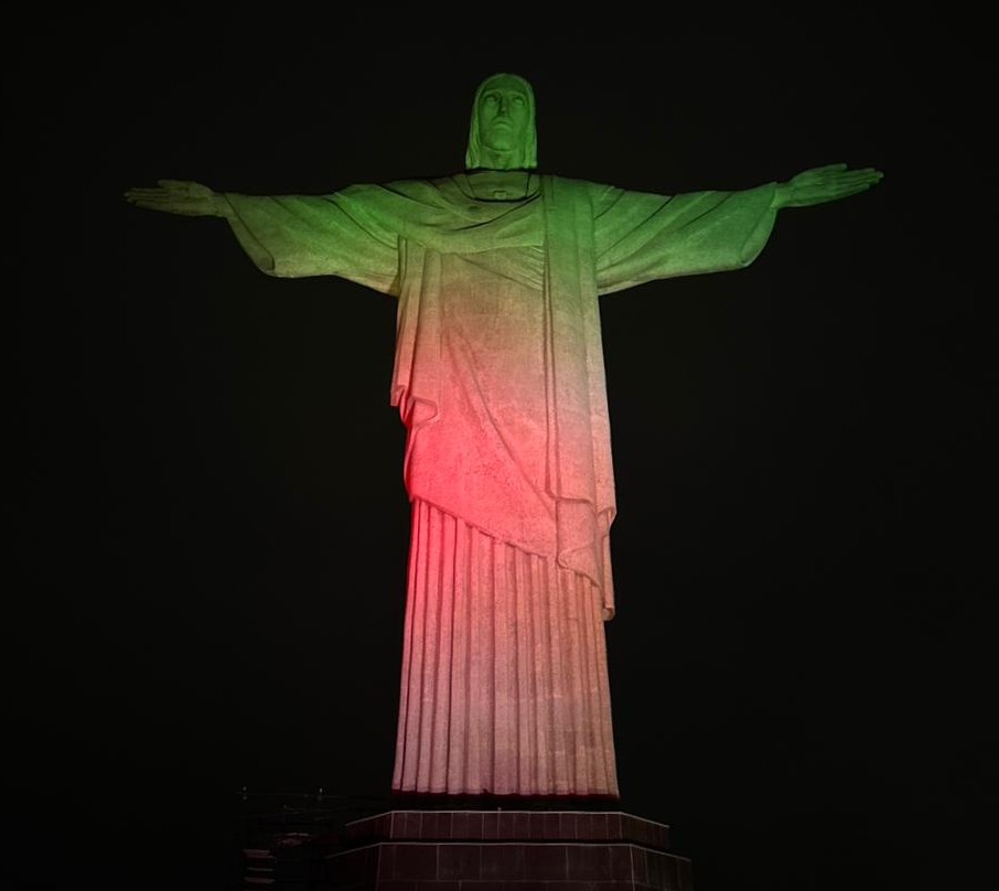 Cristo Redentor iluminado em celebração ao 80º Aniversário da Independência da Jordânia