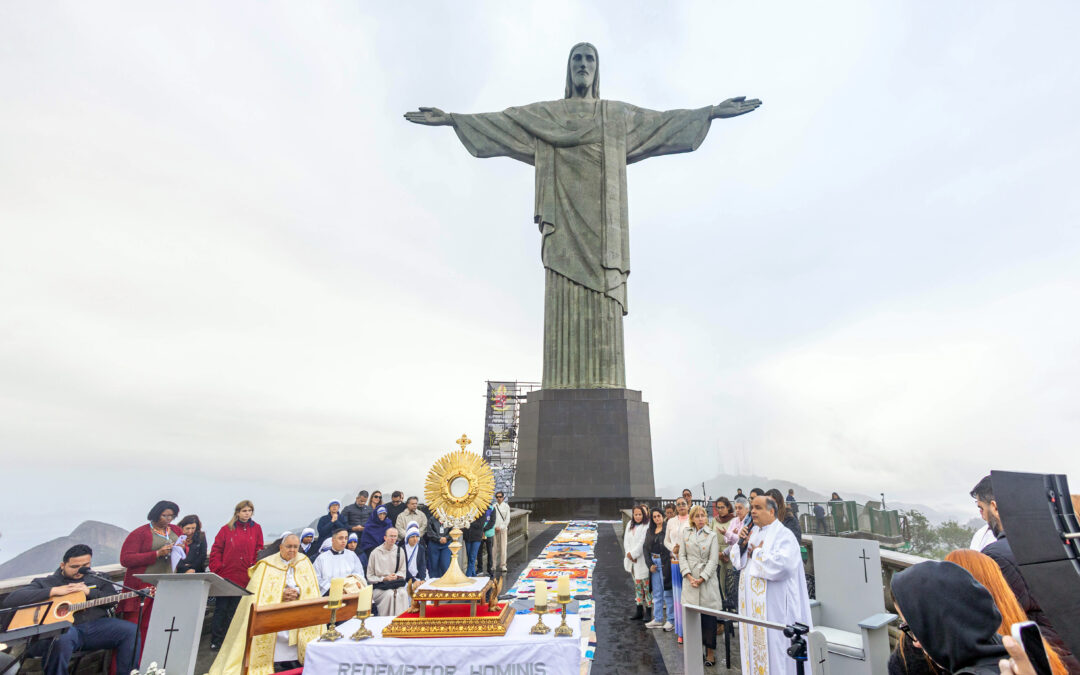Tapete de Corpus Christi no Santuário Cristo Redentor transforma retalhos de tecidos em arte, fé, sustentabilidade e inclusão social