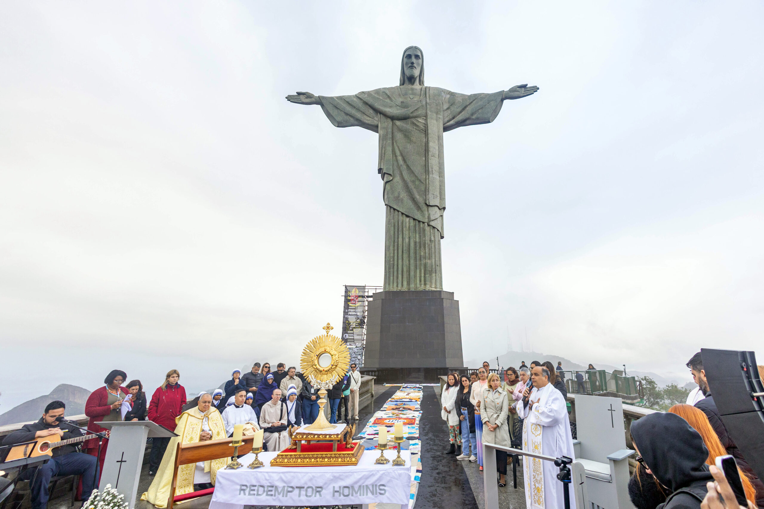 Tapete de Corpus Christi no Santuário Cristo Redentor transforma retalhos de tecidos em arte, fé, sustentabilidade e inclusão social