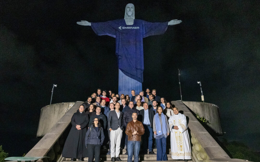 Embraer ilumina o Cristo Redentor para a abertura do maior evento global de líderes da aviação