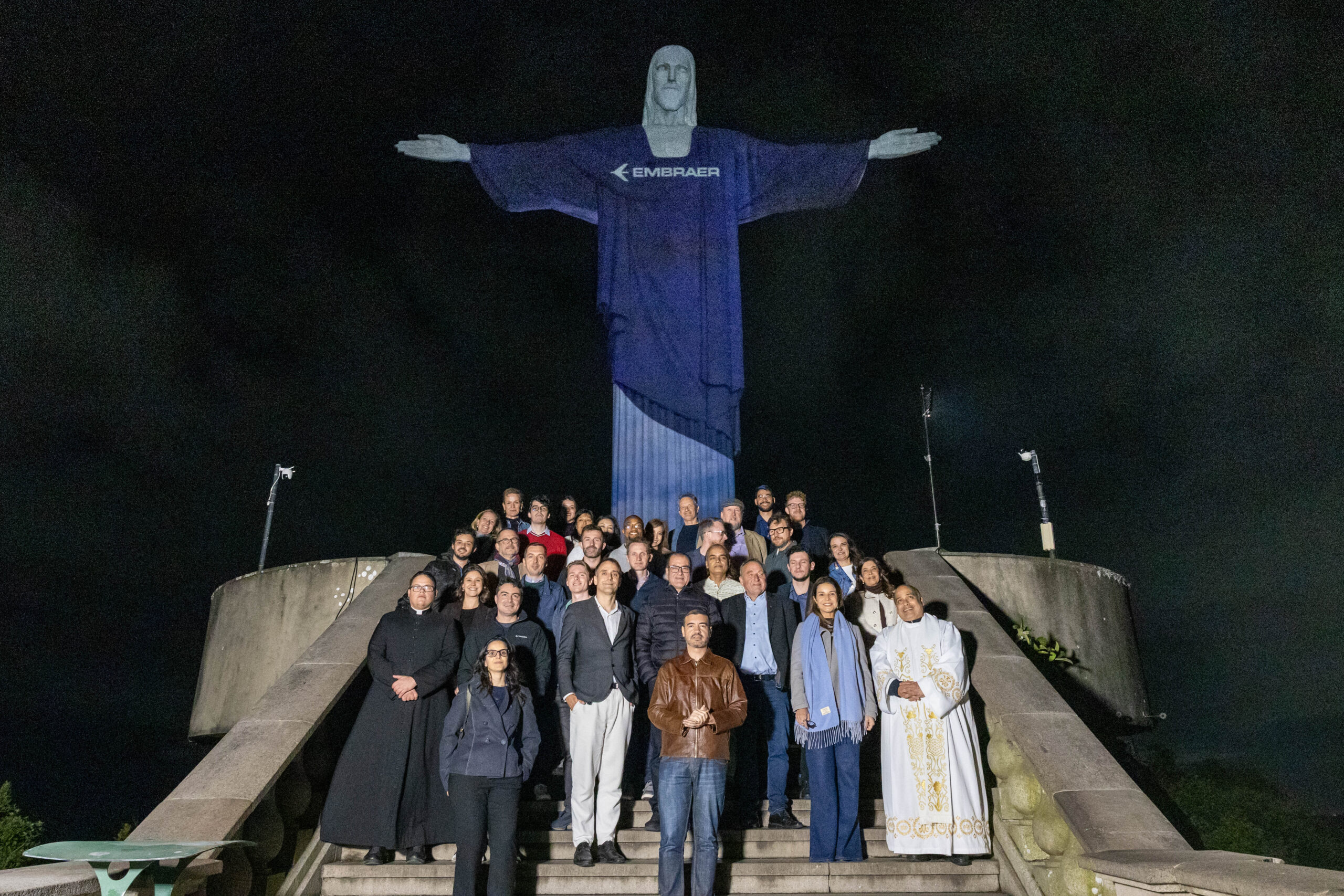 Embraer ilumina o Cristo Redentor para a abertura do maior evento global de líderes da aviação