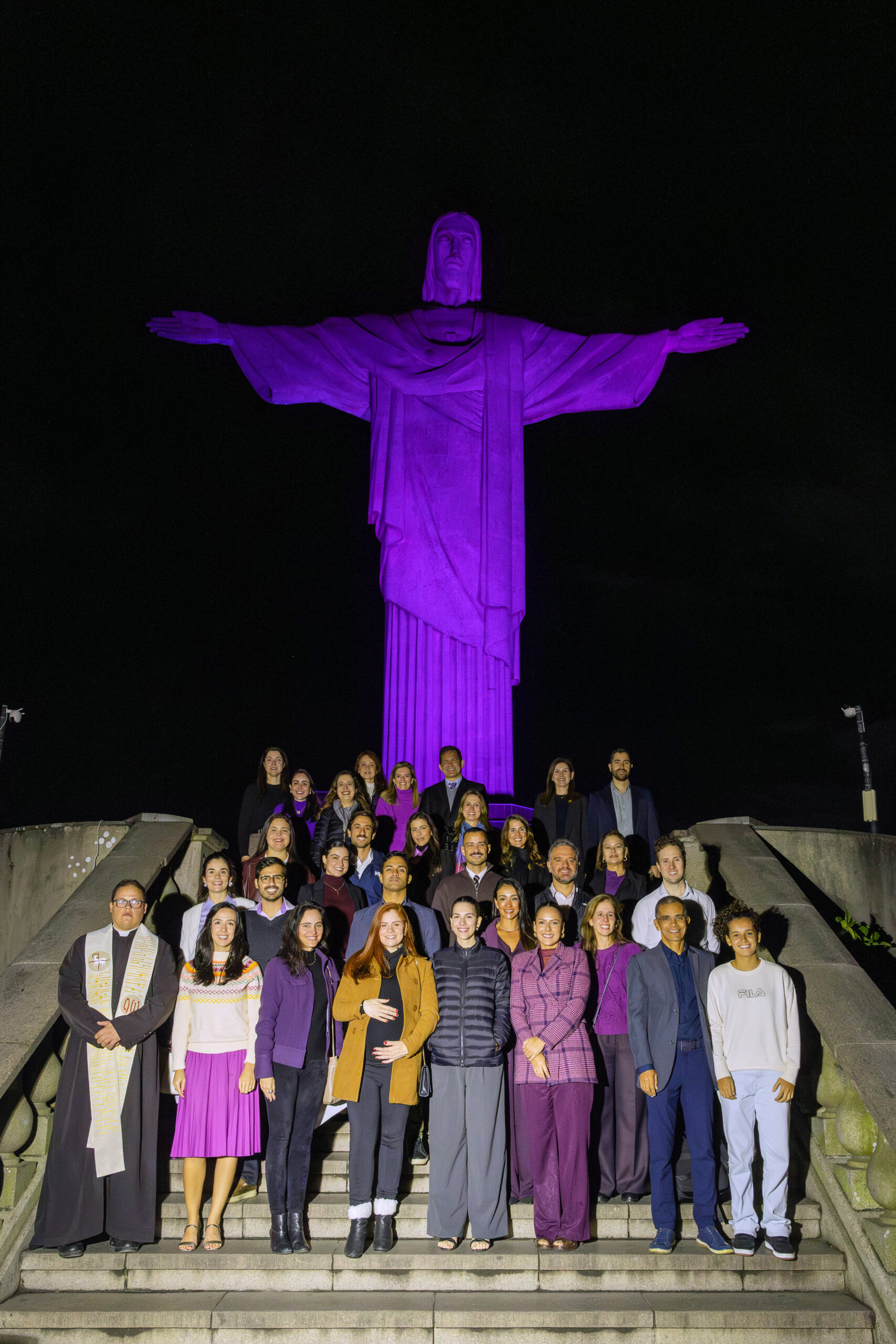 Cristo Redentor é iluminado em violeta para apoiar campanha global de conscientização sobre o ceratocone