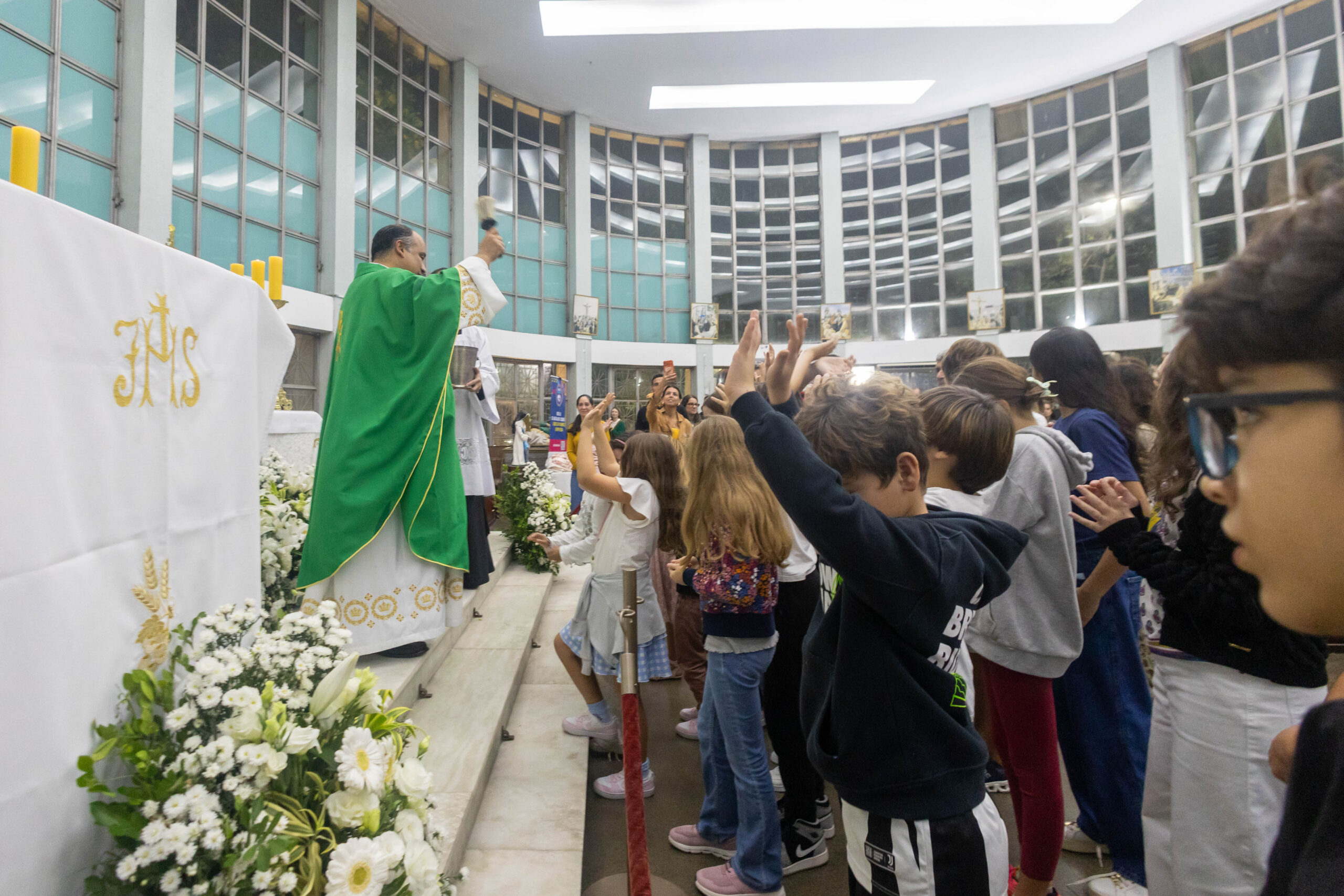 Padre Omar comemora aniversário com ação beneficente para arrecadar agasalhos e cobertores