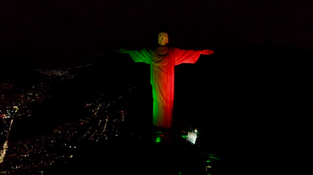 Cristo Redentor iluminado com as cores da bandeira portuguesa no Dia de Portugal