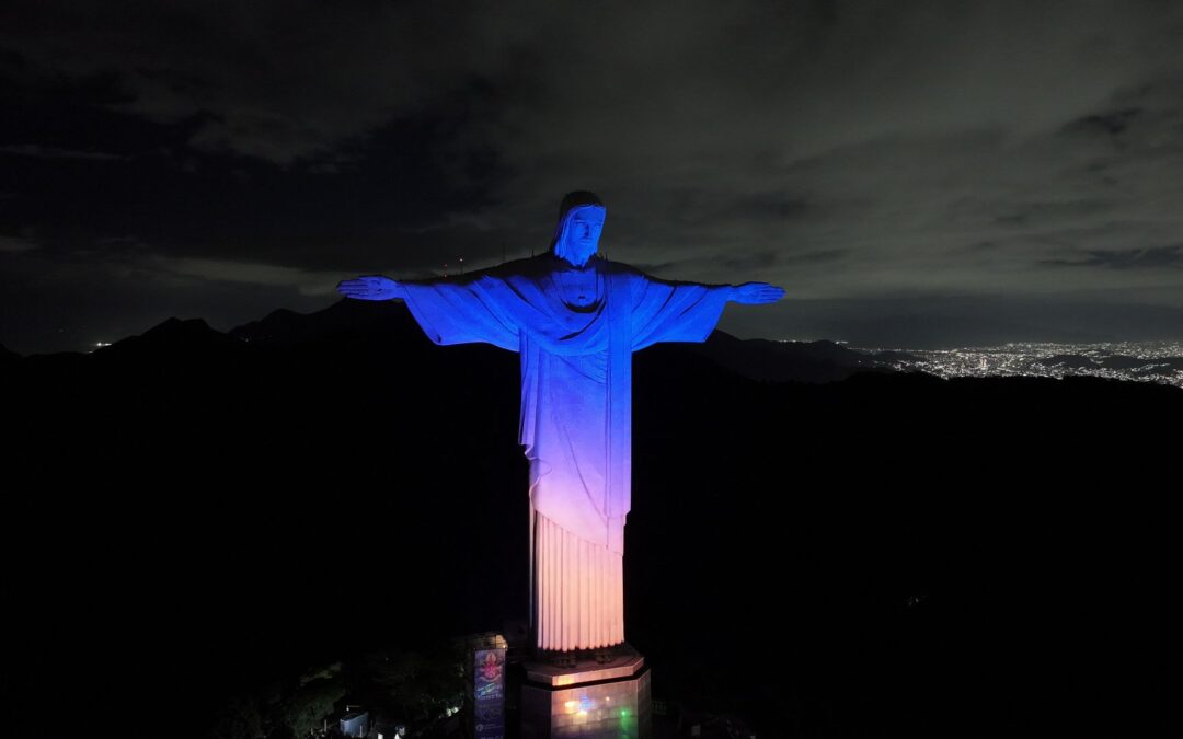 Cristo Redentor é iluminado em azul e laranja para marcar a abertura da ExpoCatólica 2026
