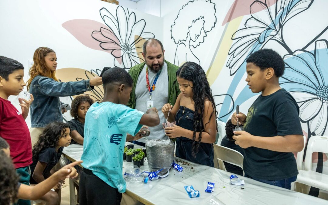 Pequenos Guardiões: Oficina de Educação Ambiental transforma garrafas PET em vasos de afeto e consciência