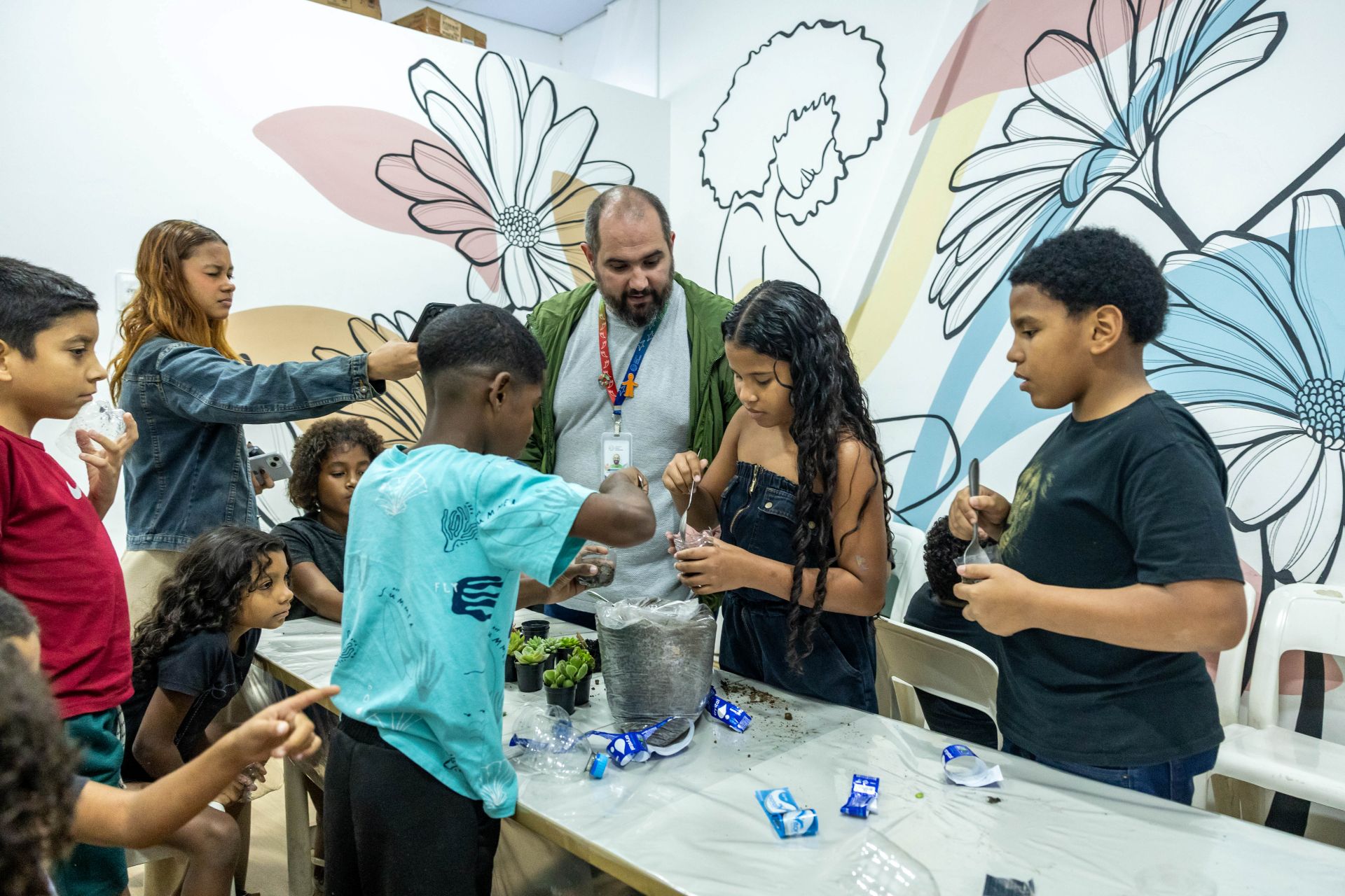 Pequenos Guardiões: Oficina de Educação Ambiental transforma garrafas PET em vasos de afeto e consciência