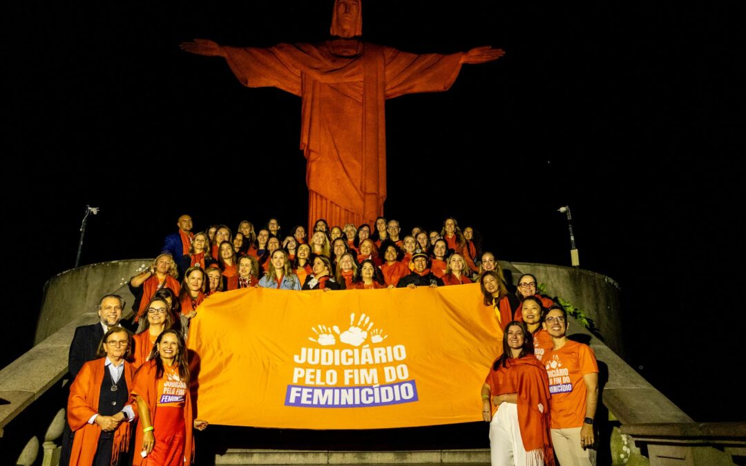 Cristo Redentor recebe iluminação especial em mobilização nacional pela defesa da vida das mulheres