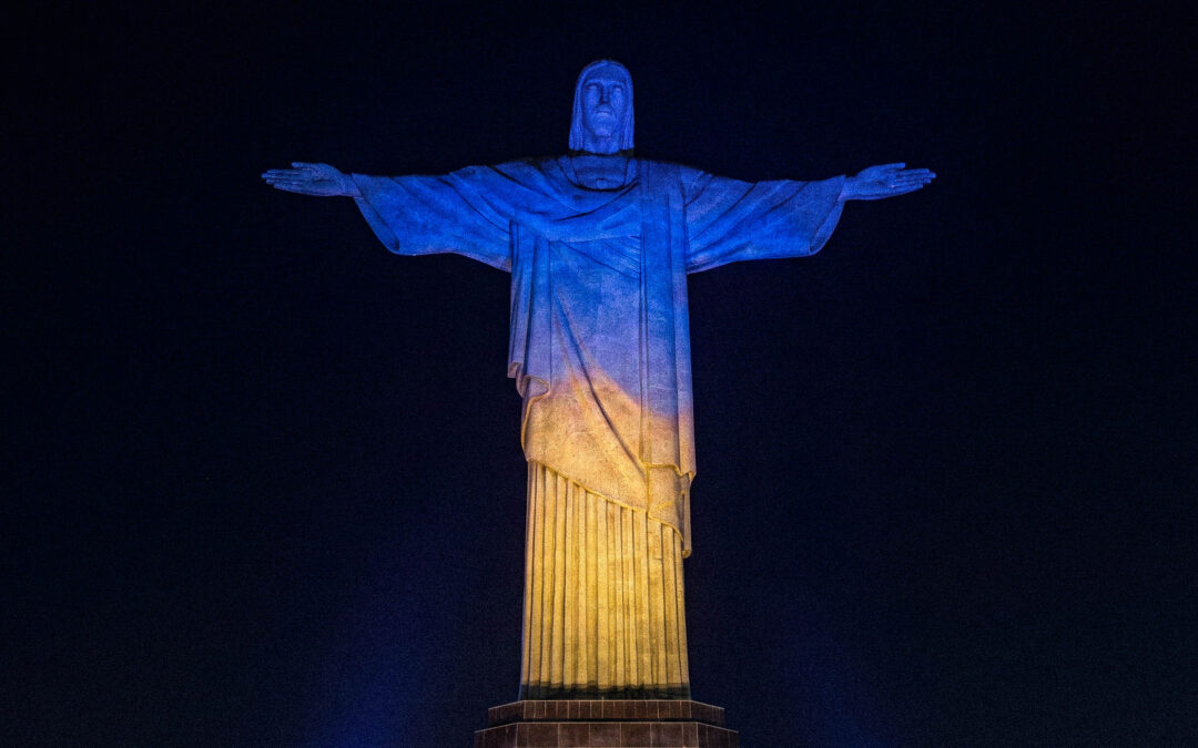 Cristo Redentor recebe iluminação em azul e amarelo em homenagem aos 80 anos da PUC-SP