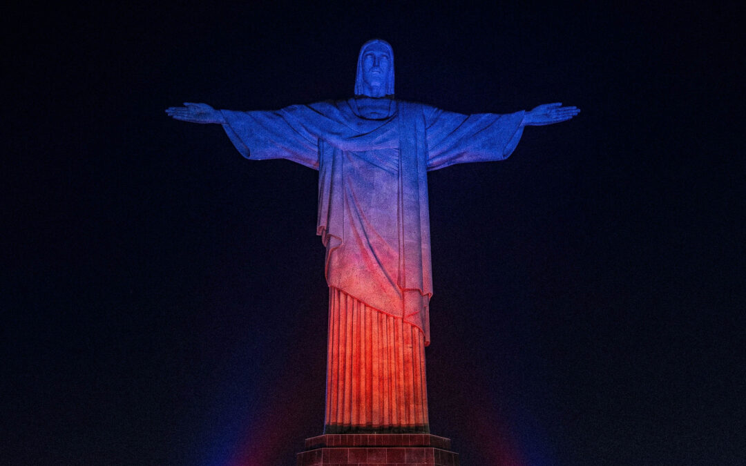 Cristo Redentor iluminado em azul e vermelho para alertar sobre as doenças que afetam veias e artérias
