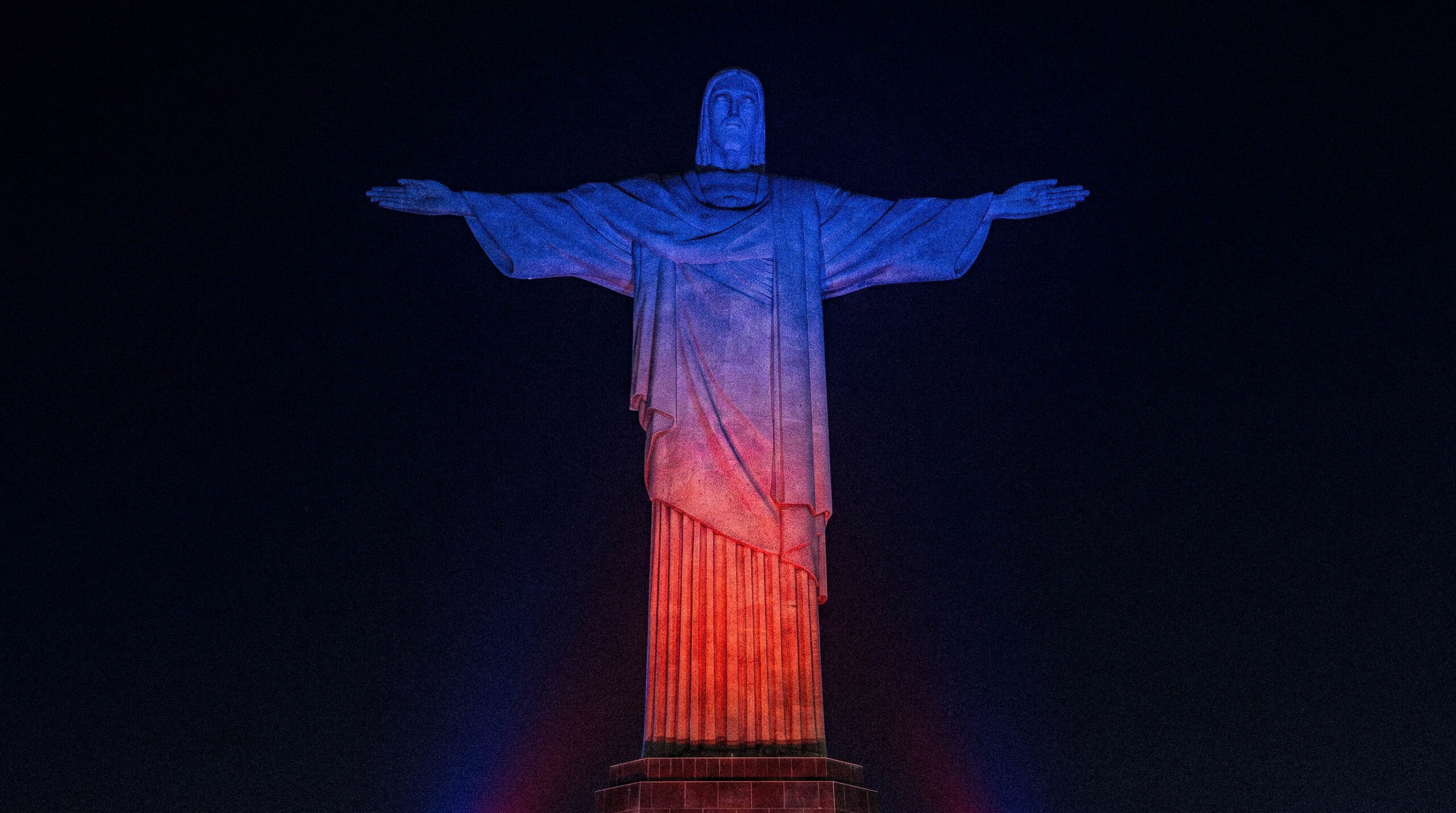 Cristo Redentor iluminado em azul e vermelho para alertar sobre as doenças que afetam veias e artérias