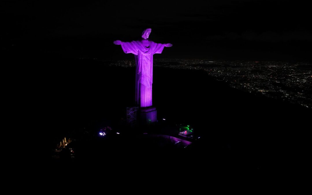 Cristo Redentor recebe iluminação em roxo pelo Dia Nacional da Pessoa com Atrofia Muscular Espinhal