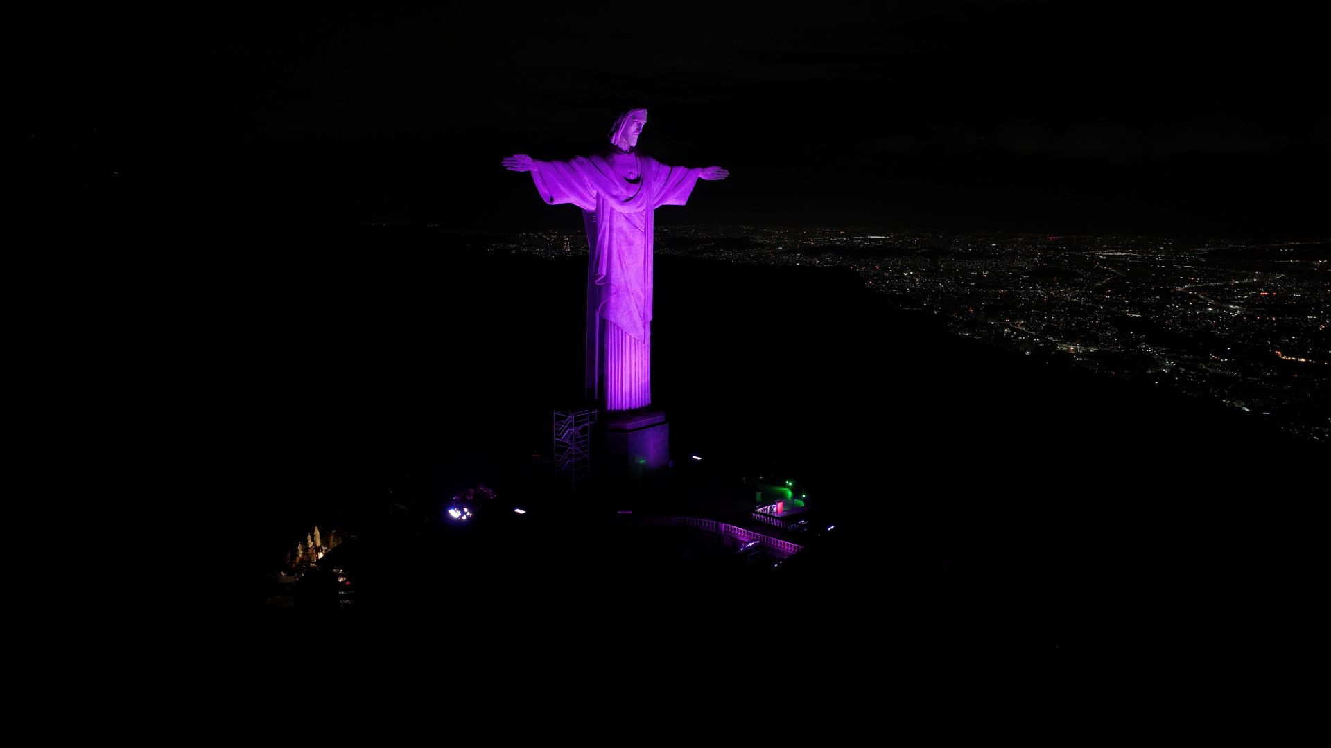 Cristo Redentor recebe iluminação em roxo pelo Dia Nacional da Pessoa com Atrofia Muscular Espinhal