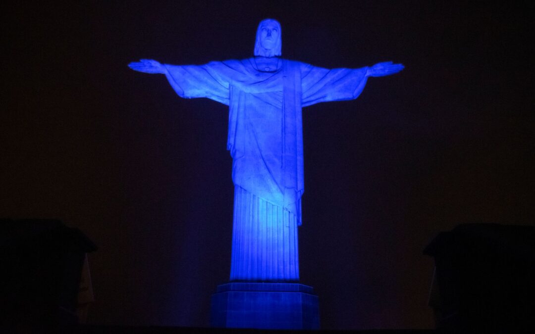 Cristo Redentor iluminado em azul para marcar o início da Semana do Pescado 2026