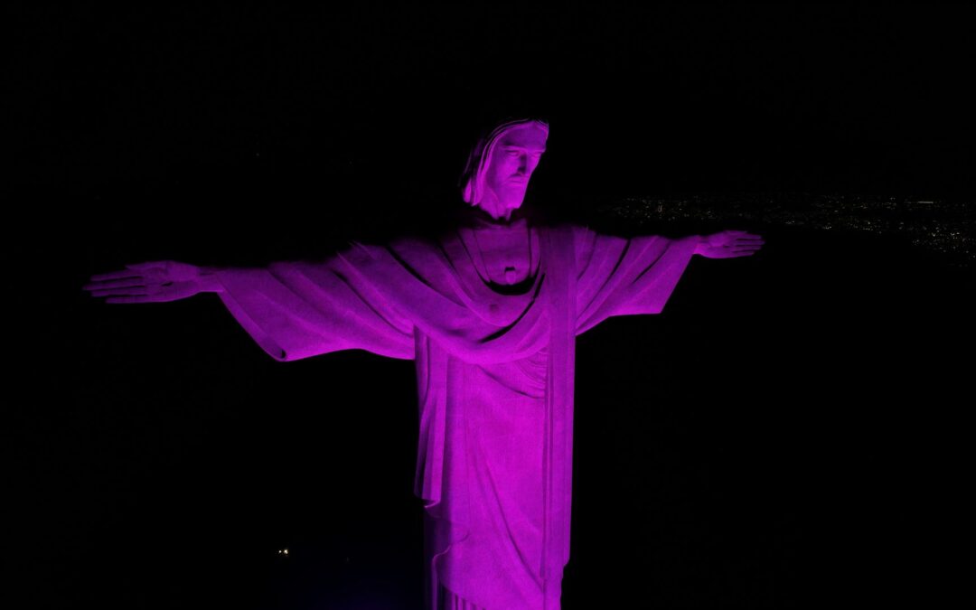 Cristo Redentor iluminado em roxo pela conscientização sobre a Fibrose Cística