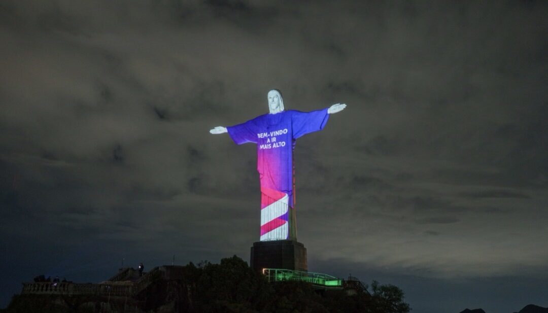 “Bem-vindo a ir mais alto”: LATAM leva sua nova assinatura global de marca ao Cristo Redentor