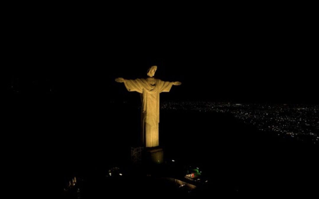 Cristo Redentor iluminado em amarelo pela prevenção ao suicídio, em parceria com ABP