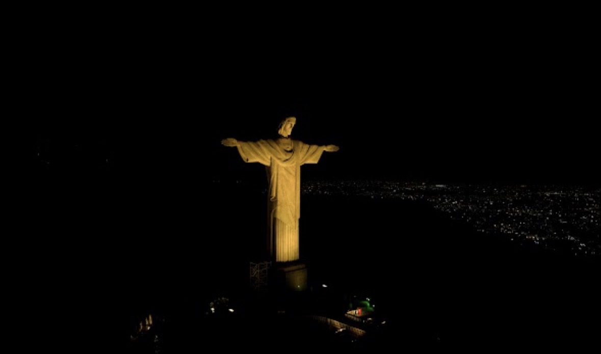 Cristo Redentor iluminado em amarelo pela prevenção ao suicídio, em parceria com ABP